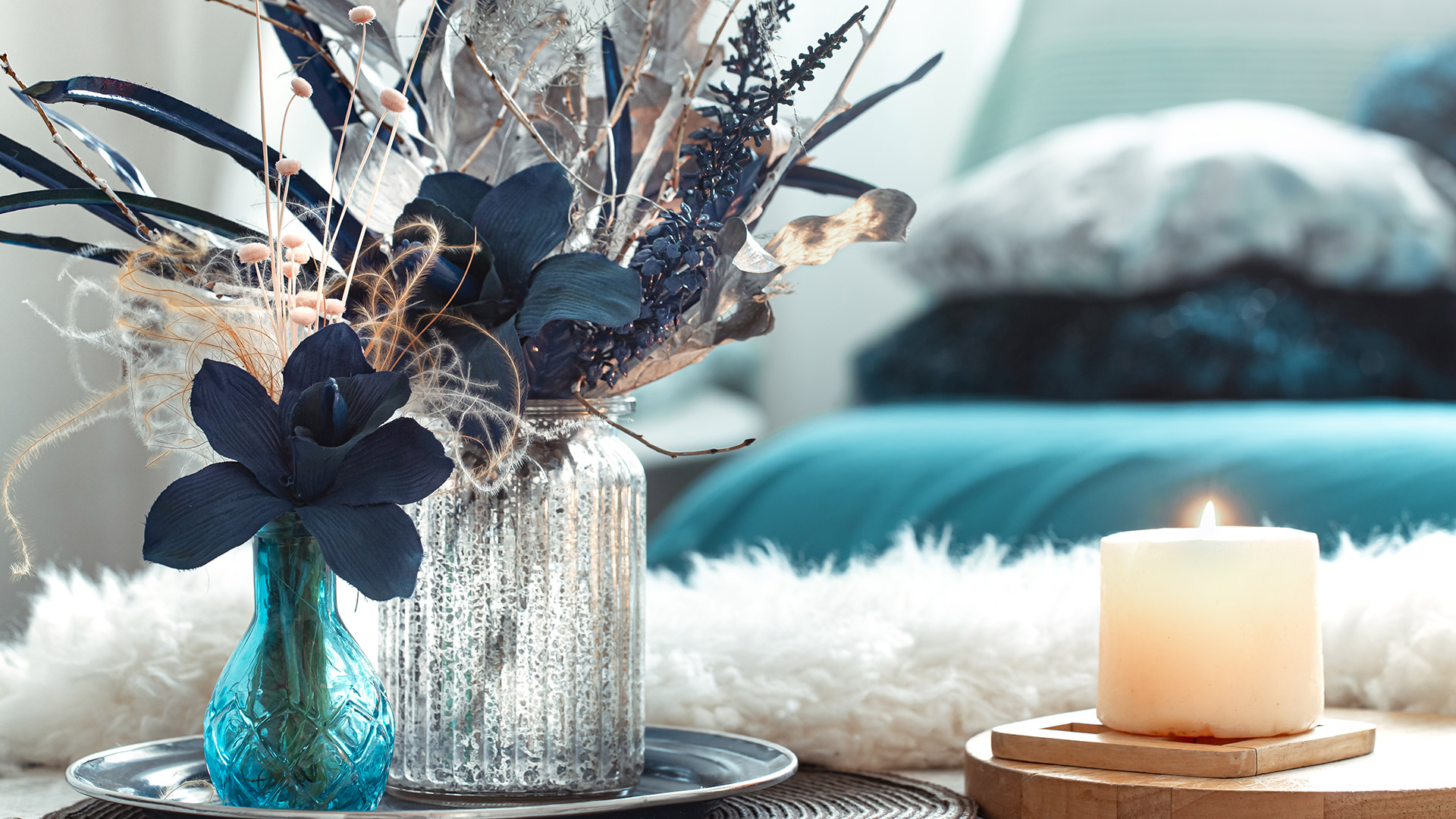 Un bouquet artificiel de fleurs dans un vase sur une table